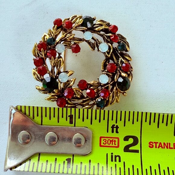 Vintage Christmas Wreath Brooch Pin Gold Tone Rhinestone Holiday Outfit Gift - Picture 7 of 15